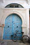 Kairouan, das Fahrrad gegen die Tür, Tunesien.