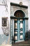 Abgerundete Fenster Schmiedearbeiten und Tür im lokalen Stil, Kairouan, Tunesien.
