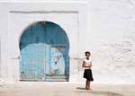 Kleines Mädchen an der Tür, Kairouan, Tunesien.