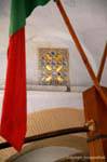 Flagge und Glasmalerei, Bir Barouta, Kairouan, Tunesien.
