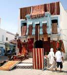 Ausstellung in der Ecke der Straße Teppiche und Straßen Belhaouane, Kairouan, Tunesien.