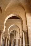 Arch und Spalten der westlichen Portikus Oqba Ibn Nafaa Moschee Kairouan, Tunesien.