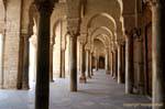 Hufeisenbogen und schlanke Säulen, Große Moschee, Kairouan, Tunesien.