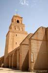 Von außen auf das Minarett der Moschee Ibn Oqba Nafaa, Kairouan gesehen, Tunesien.