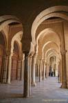 Arches vor dem Gebetsraum, Grosche Moschee Kairouan, Tunesien.