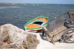 Charette, Netto- und Boot in El Attaya, Kerkennah, Tunesien.