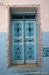 Blau verzierte Tür in der Medina von Sousse, Tunesien.