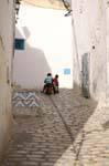 Kinder spielen auf dem mittelalterlichen Kopfsteinpflaster, Sousse Medina, Tunesien.