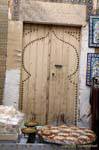 Alte Holztür hinter einem Stall behandelt, Sousse Medina, Tunesien.