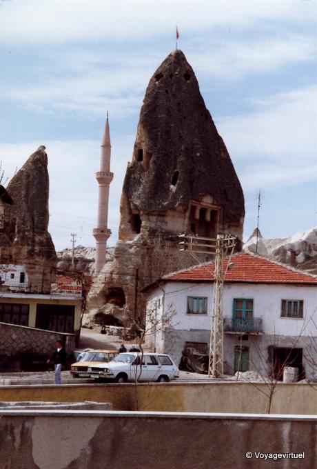 Minarett, Höhlenwohnungen und klassisches Haus, Kappadokien - Türkei