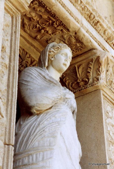 Statue der Tugend in einer Nische der Bibliothek, Ephesus - Türkei