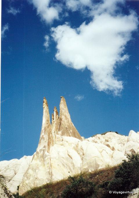 Erosive Spitzen in den blauen Himmel, Kappadokien - Türkei