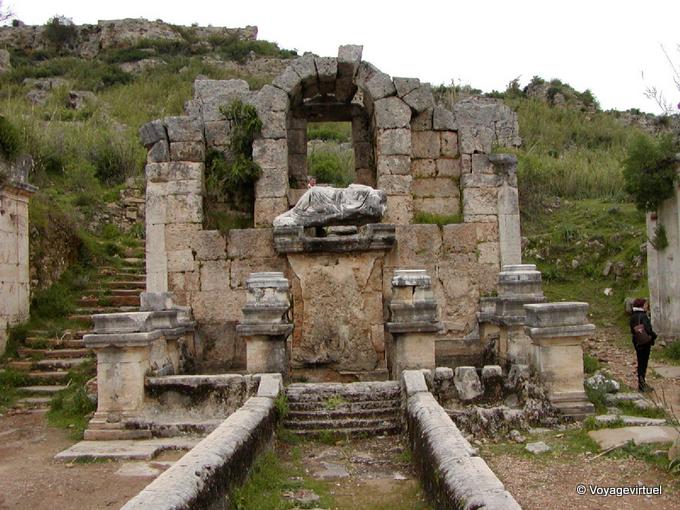 Altes Denkmal, der Gott der Brunnen, Perge - Türkei