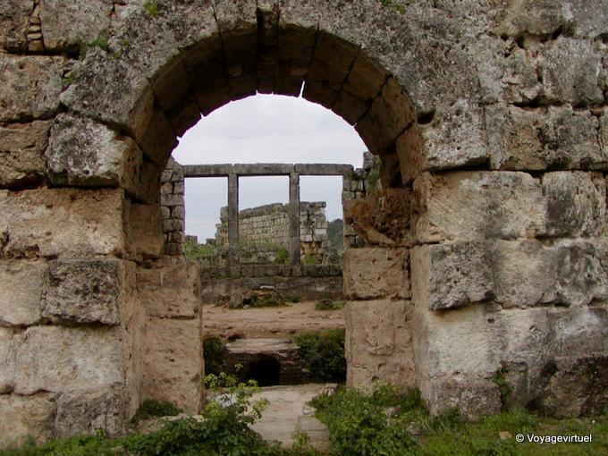 Ein weiterer Blick auf die römischen Thermen von Perge - Türkei