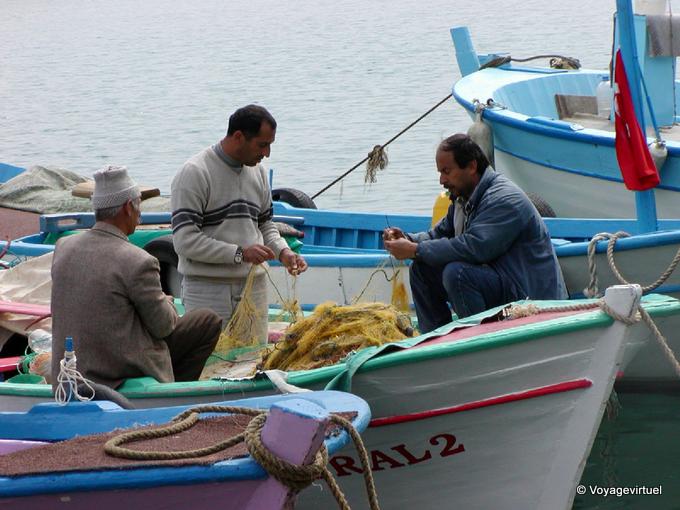 Die Fischer versuchen, die Fäden zu entwirren auf den Hafen, Alanya - Türkei