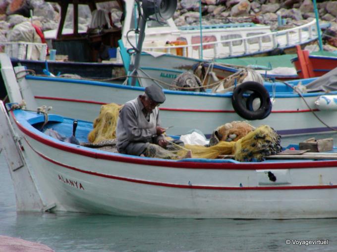 Net Ausbessern,  Hafen von Alanya - Türkei