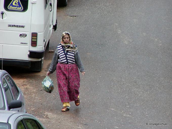 Frau in der typischen Tracht der Region Alanya - Türkei