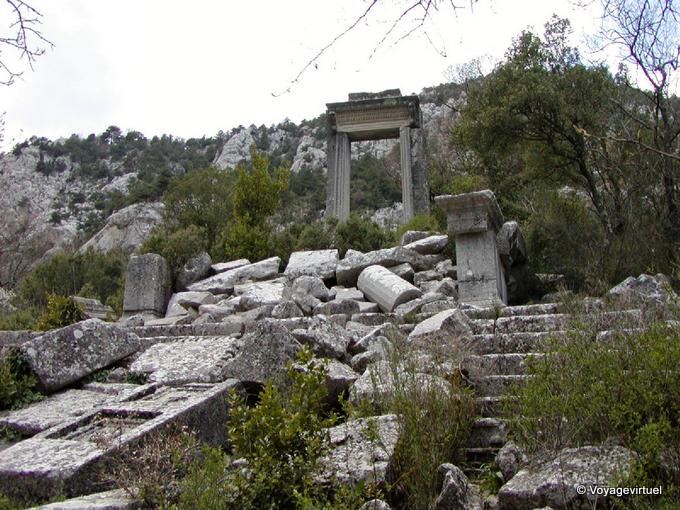 Termessos, Ruinen der Tempel der Artemis und Hadrian Propyläen - Türkei