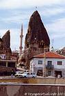 Minarett, Höhlenwohnungen und klassisches Haus, Kappadokien, Türkei.
