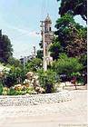 Ein kleines Quadrat und ein Minarett, Kappadokien, Türkei.
