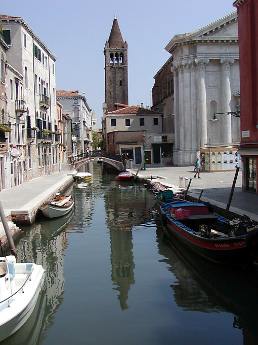 Ein kleinen Kanal und der Glockenturm, Venedig, Italien