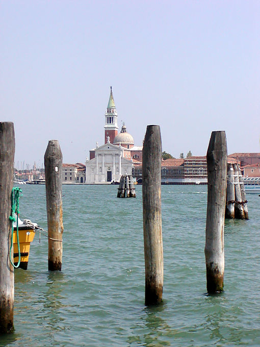 Holzsäulen in der Lagune vor der St. Giorgio Maggiore Basilika, Venedig, Italien