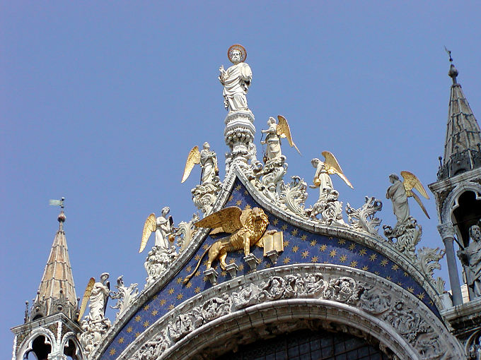 Engel und gekrönten Löwen, das Tor von der Basilika San Marco, Venedig, Italien