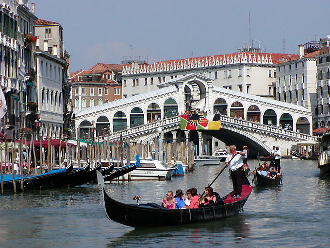 Gondeln auf dem Canal Grande an Rialtobrücke, Venedig, Italien