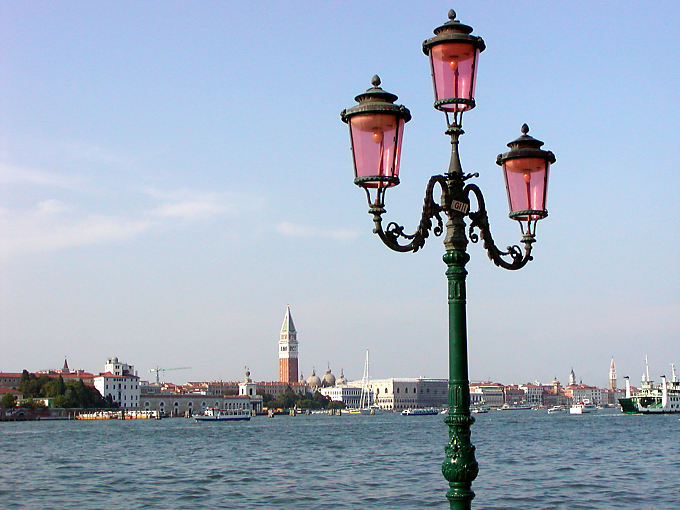 Dogenpalast in der Ferne, Venedig, Italien